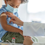 Santé des enfants : évolution du carnet de santé et des examens obligatoires
