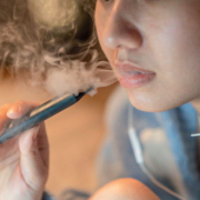Stressful woman smoking electronic cigarette for relax. Le vapotage : la face cachée d’un phénomène en hausse